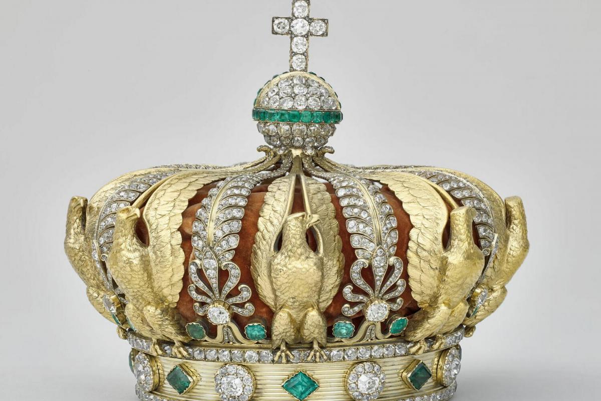 Corona de la emperatriz Eugenia de Montijo, la esposa española del emperador Napoleón III (1852-1870), que los ladrones perdieron en su huida y resultó dañada durante el robo cometido en el Museo del Louvre, en París.