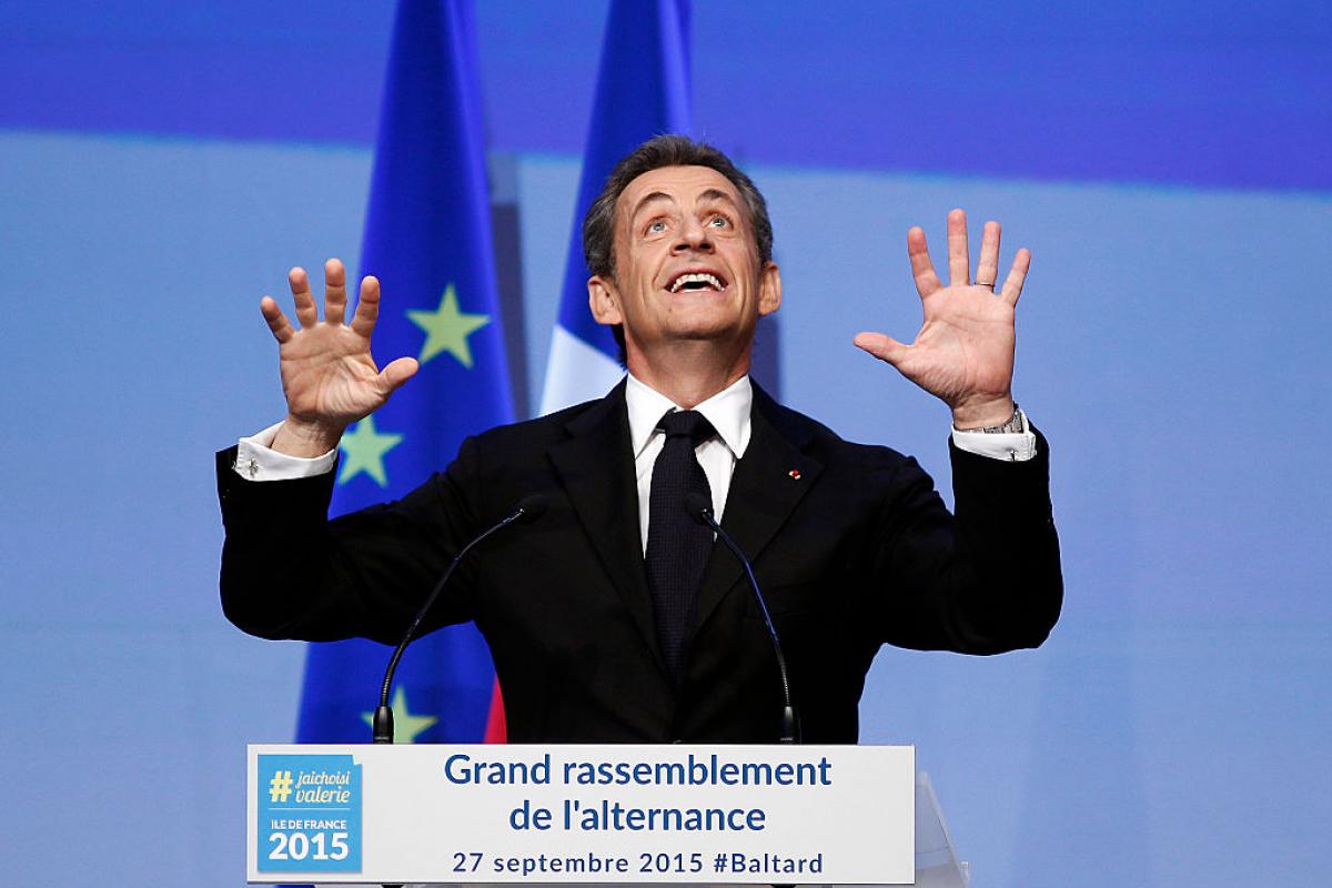 El expresidente de Francia, Nicolas Sarkozy, gesticula en el estrado durante un mitin de su partido.