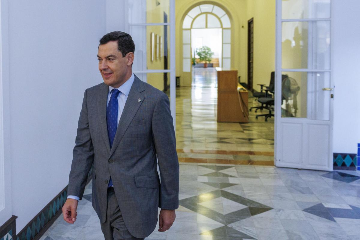 El presidente de la Junta de Andalucía, Juanma Moreno, caminando por los pasillos del Palacio de San Telmo.