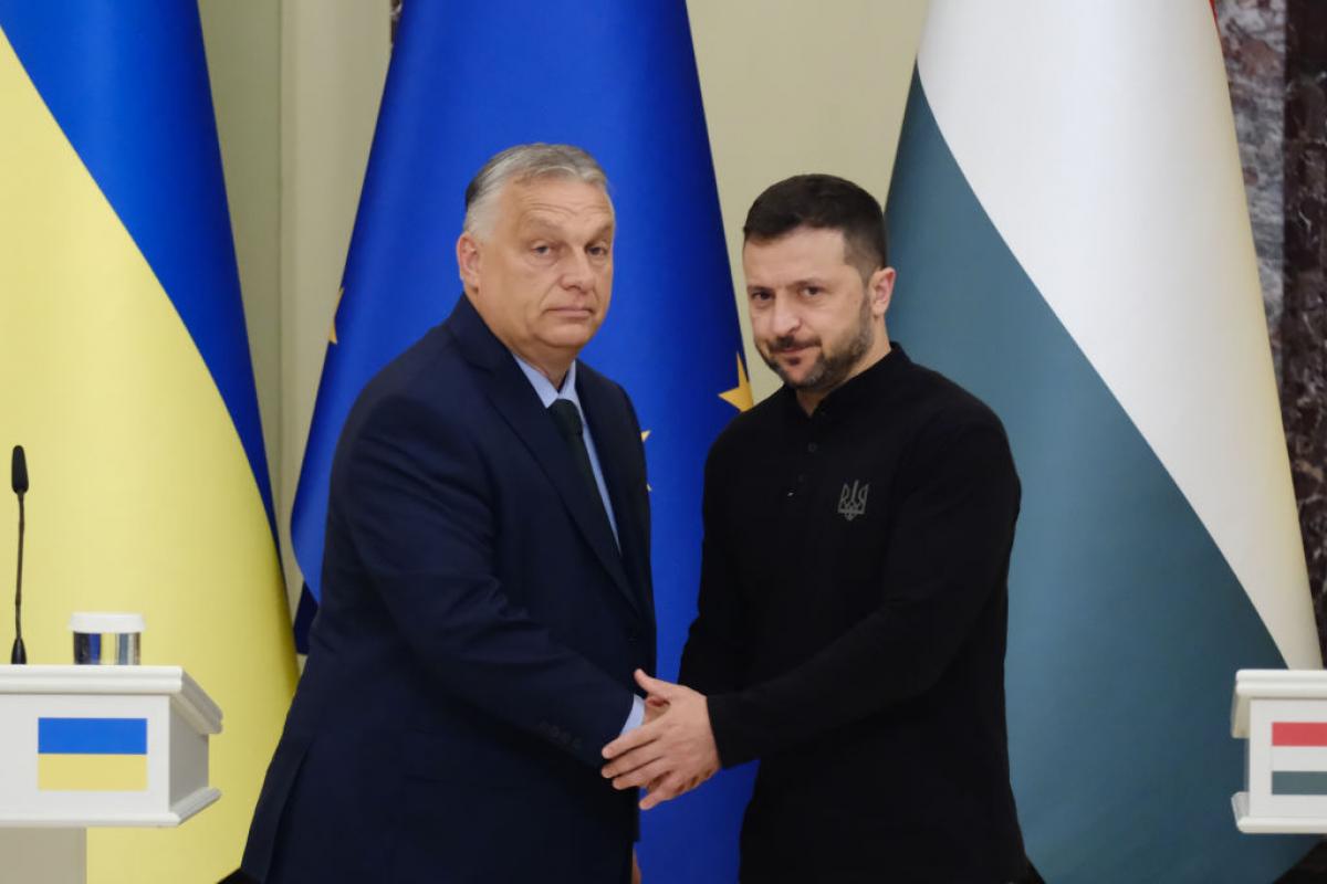 Hay gestos que lo dicen todo... el saludo entre Orbán y Zelenski en julio de 2024 en Kiev