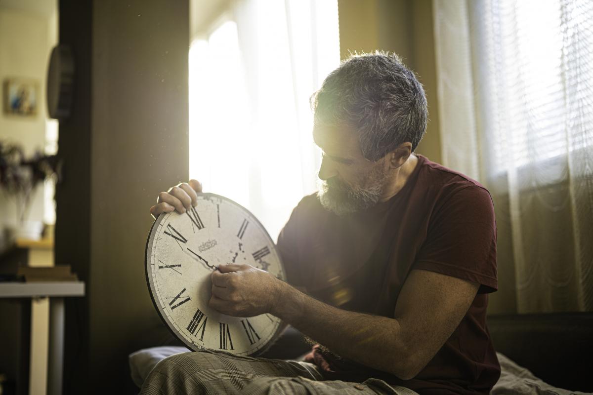 hombre-cambia-hora-reloj