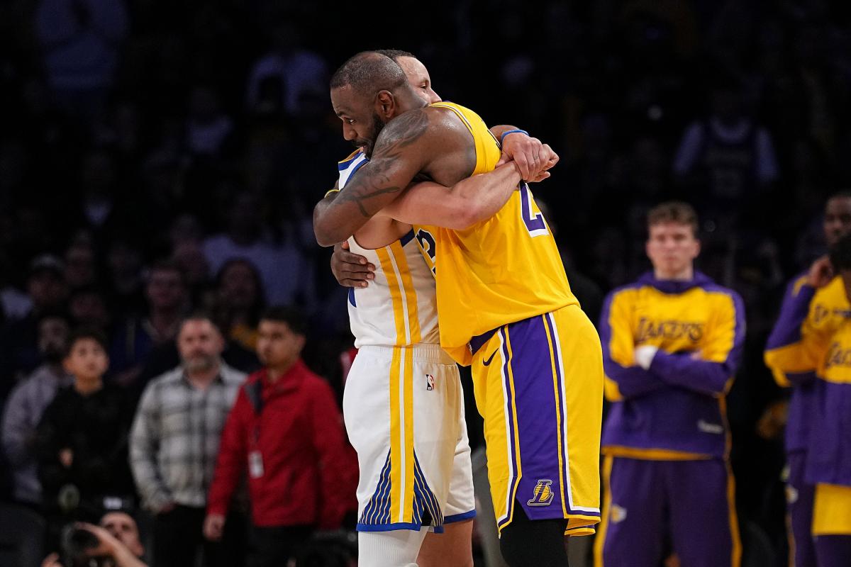LeBron James y Stephen Curry durante un partido de la temporada pasada.