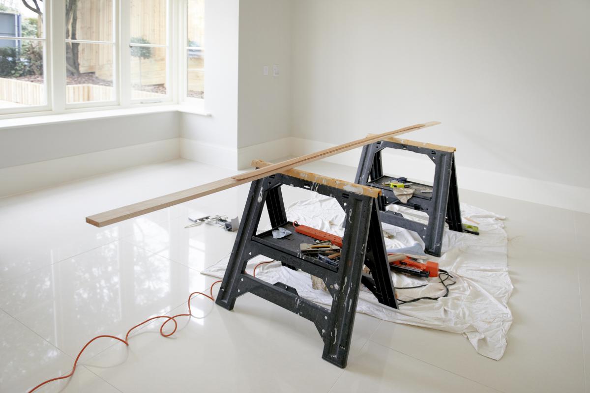 Mesa de trabajo dispuesta para acometer una reforma en una casa.