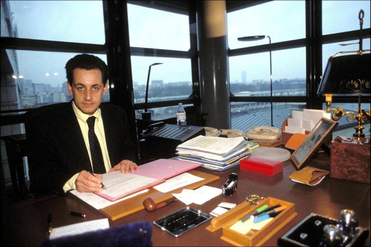 Un joven Nicolás Sarkozy, en su escritorio de ministro de Presupuesto.