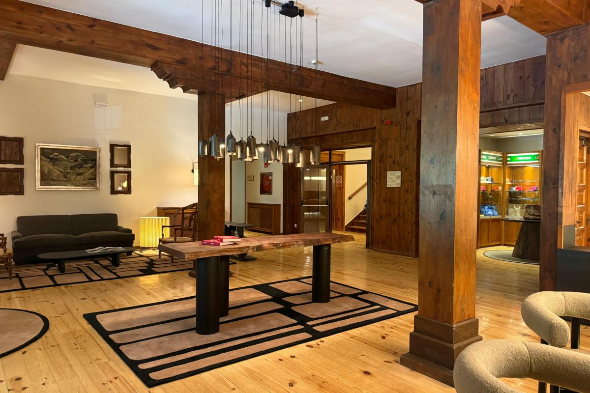 Una de las cálidas y confortables estancias comunes del Parador de Bielsa.