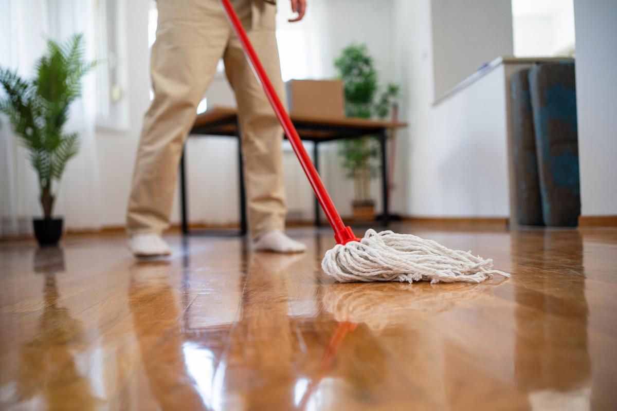 Persona-friega-suelo-fregona