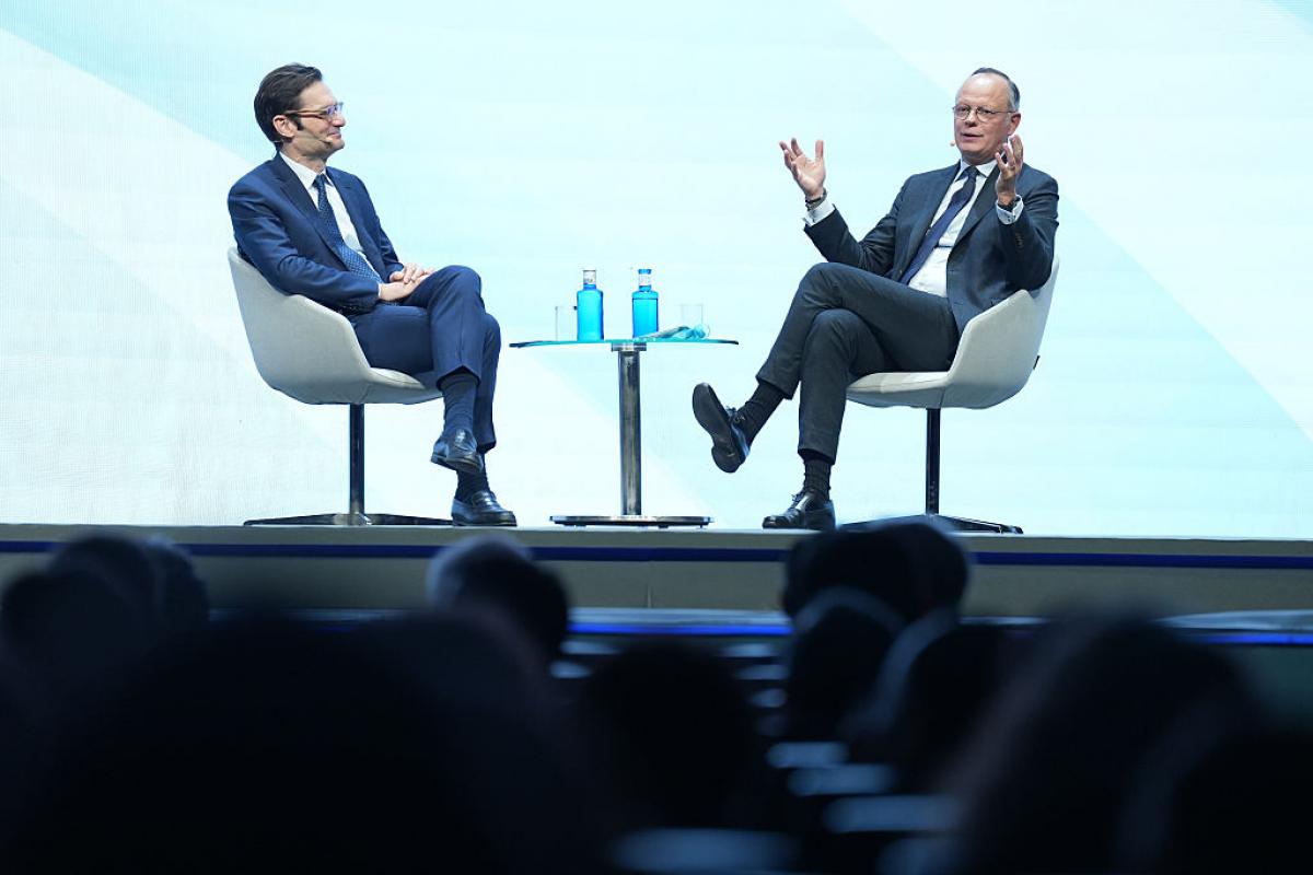 Édouard Philippe, en conversación con Joseph Oughourlian