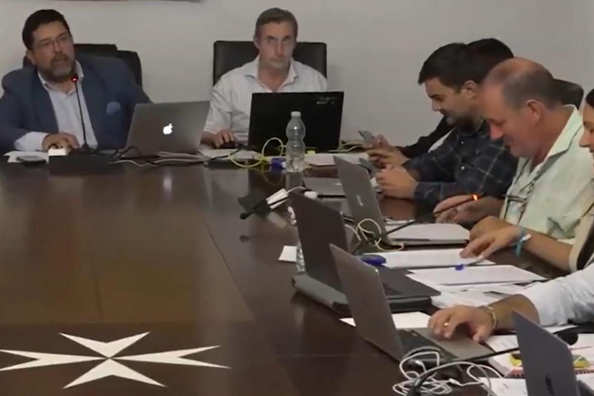 El momento viral en el pleno de Lora del Río.