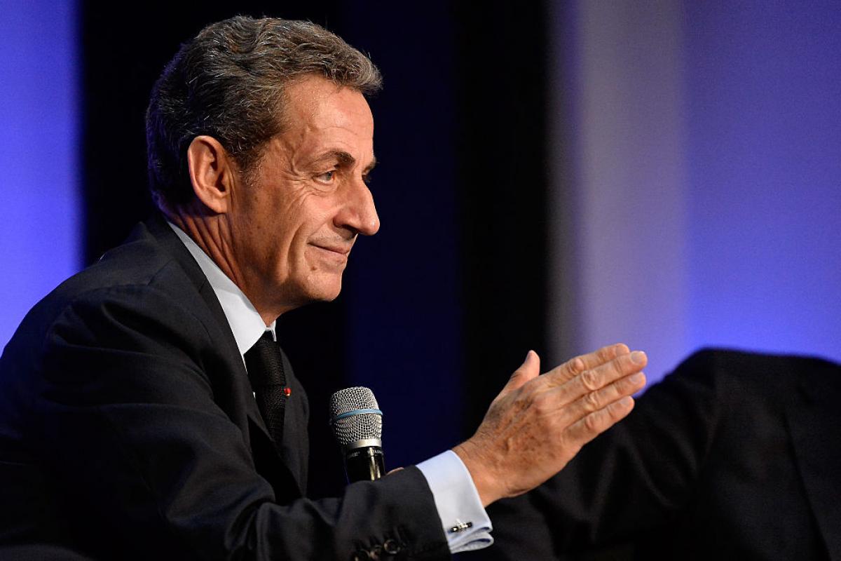 El ya expresidente de Francia, Nicolas Sarkozy, gesticula durante una conferencia en París.