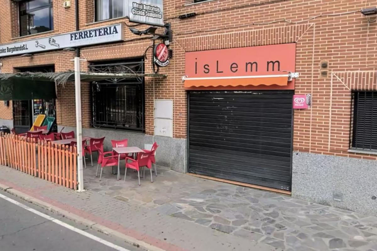 Fachada del bar Islemm, en Burgohondo (Ávila), conocido entre los moteros por su maniquí vestido de guardia civil.