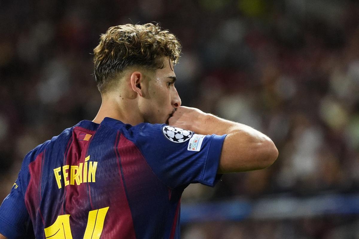 Fermín López, centrocampista del FC Barcelona, celebra uno de sus tres goles al Olympiacos