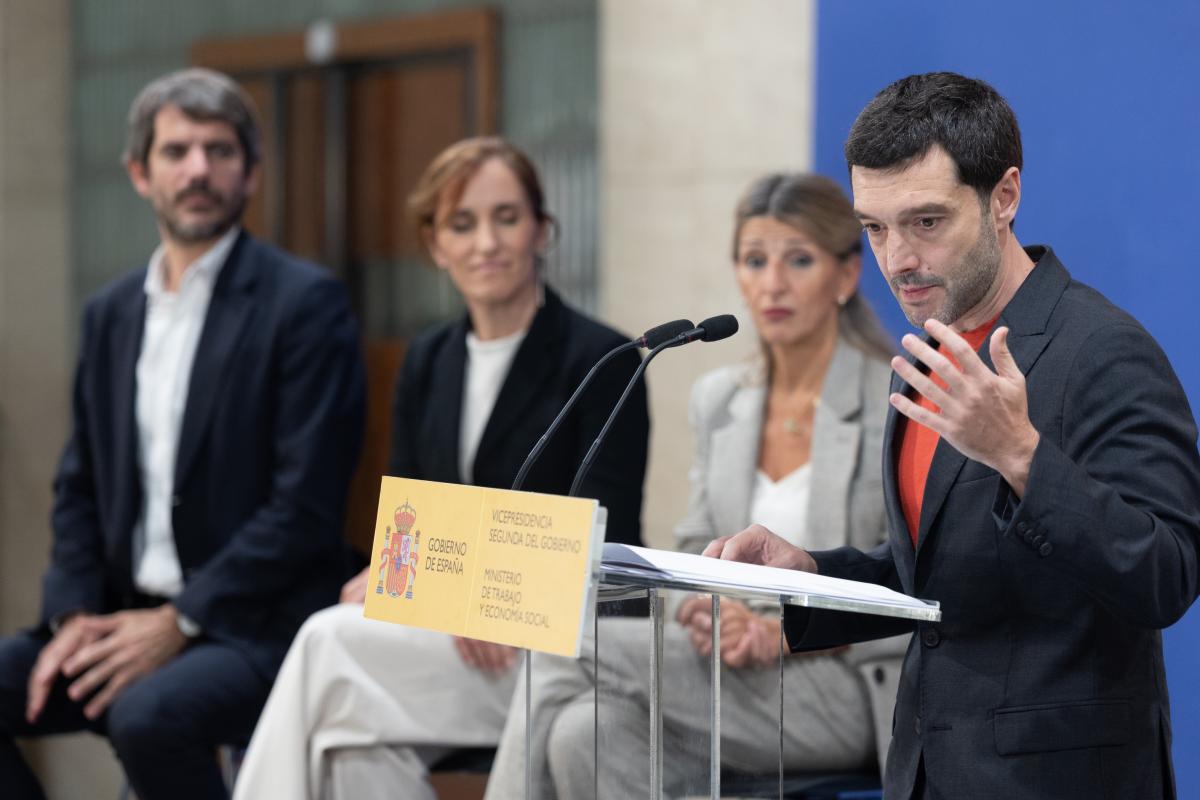 Imagen de archivo del ministro de Derechos Sociales, Pablo Bustinduy, y la vicepresidenta segunda, Yolanda Díaz; la ministra de Sanidad, Mónica García; y el ministro de Cultura, Ernest Urtasun.