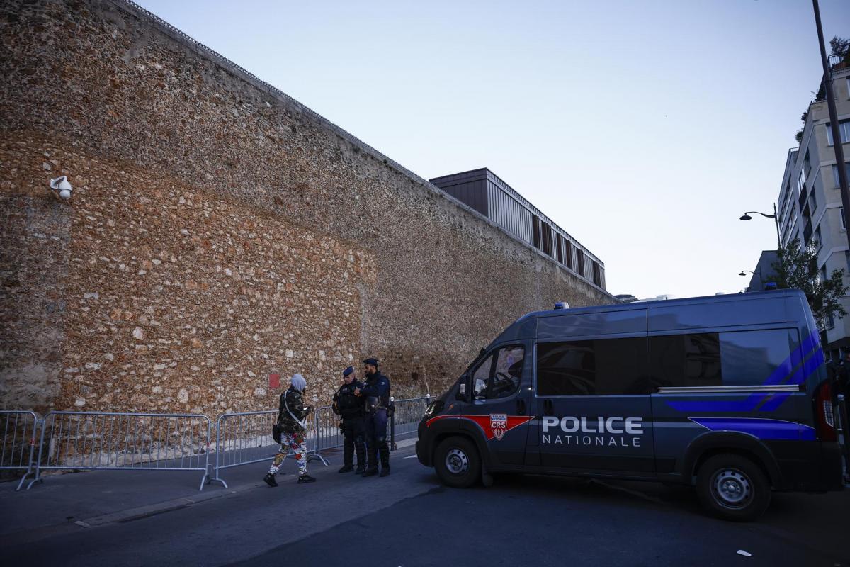 Vista de policías a las puertas de la prisión de La Santé (París), esperando a Nicolas Sarkozy.