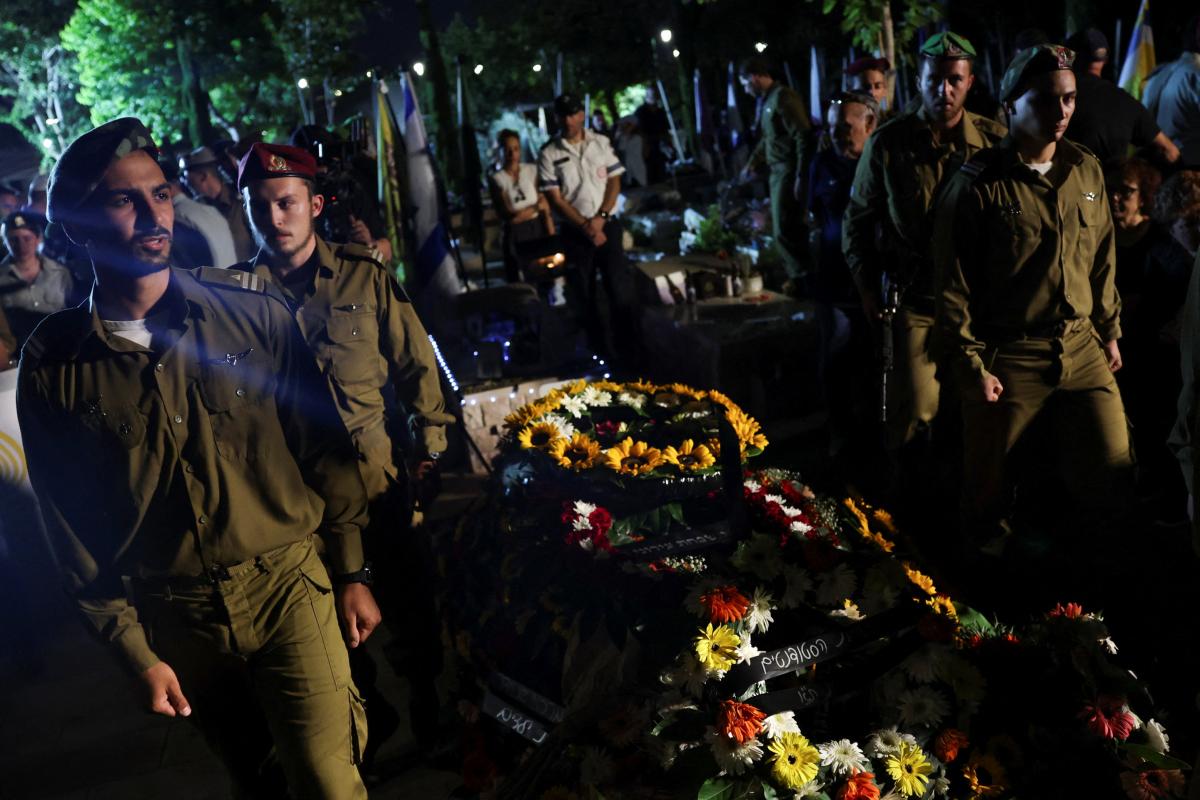 Soldados de Israel escoltan el cuerpo de un sargento muerto en Gaza, durante su funeral.