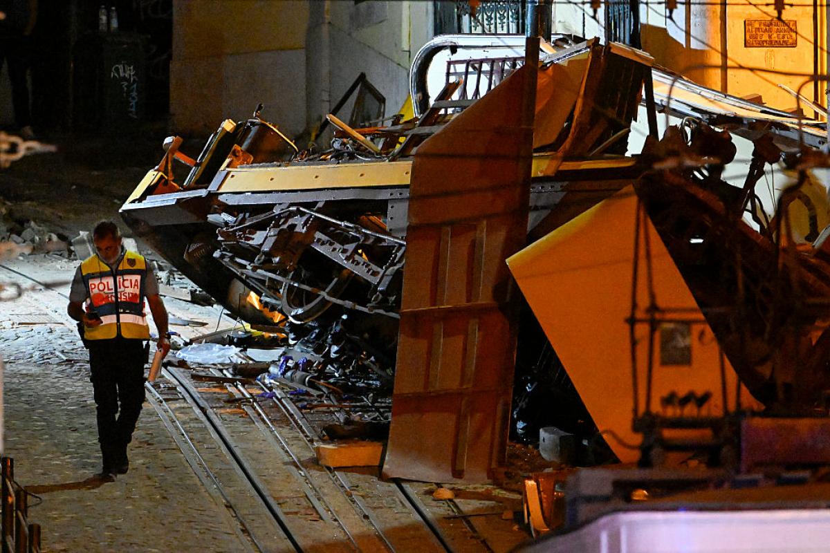 Un agente examina los restos del Elevador da Glória tras el accidente del 3 de septiembre en Lisboa, en el que murieron dieciséis personas.