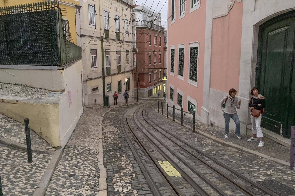 Vista de la empinada Calçada da Glória, la calle por la que circulaba el funicular que se precipitó hasta la plaza de los Restauradores