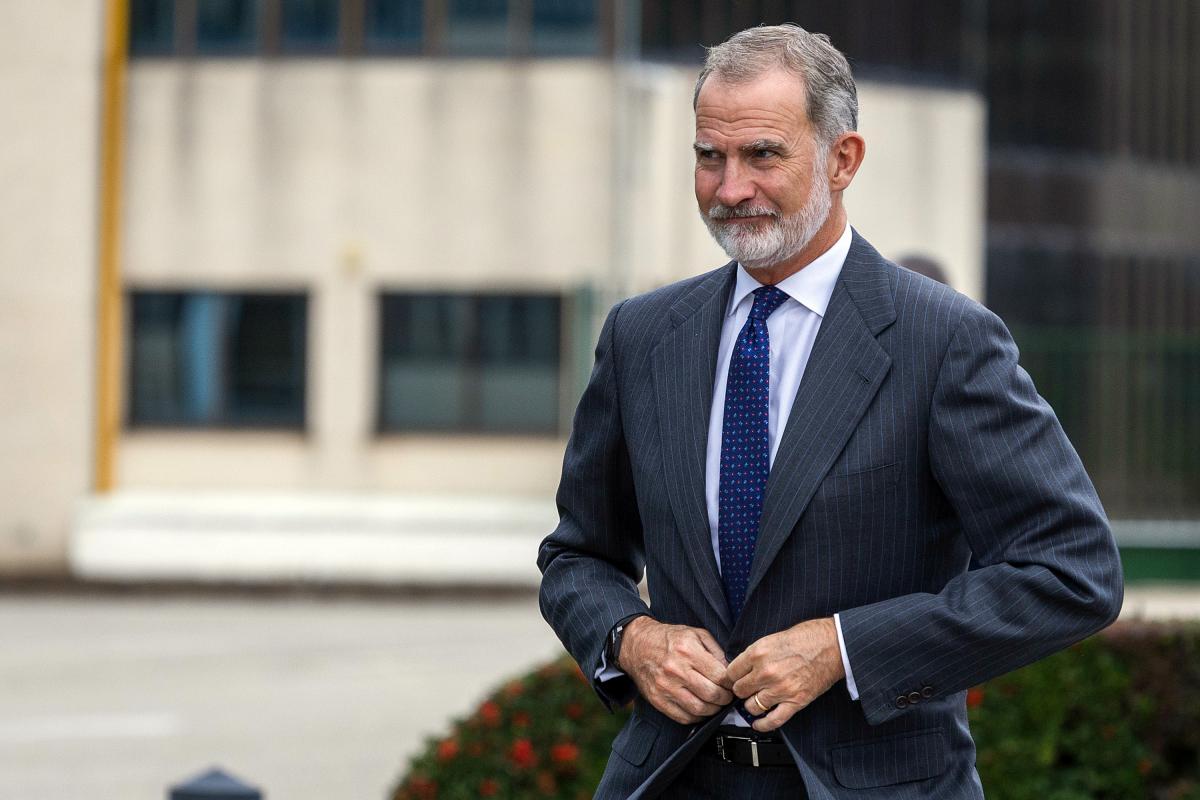 El rey Felipe VI a su llegada a la sede de Antolín en Burgos