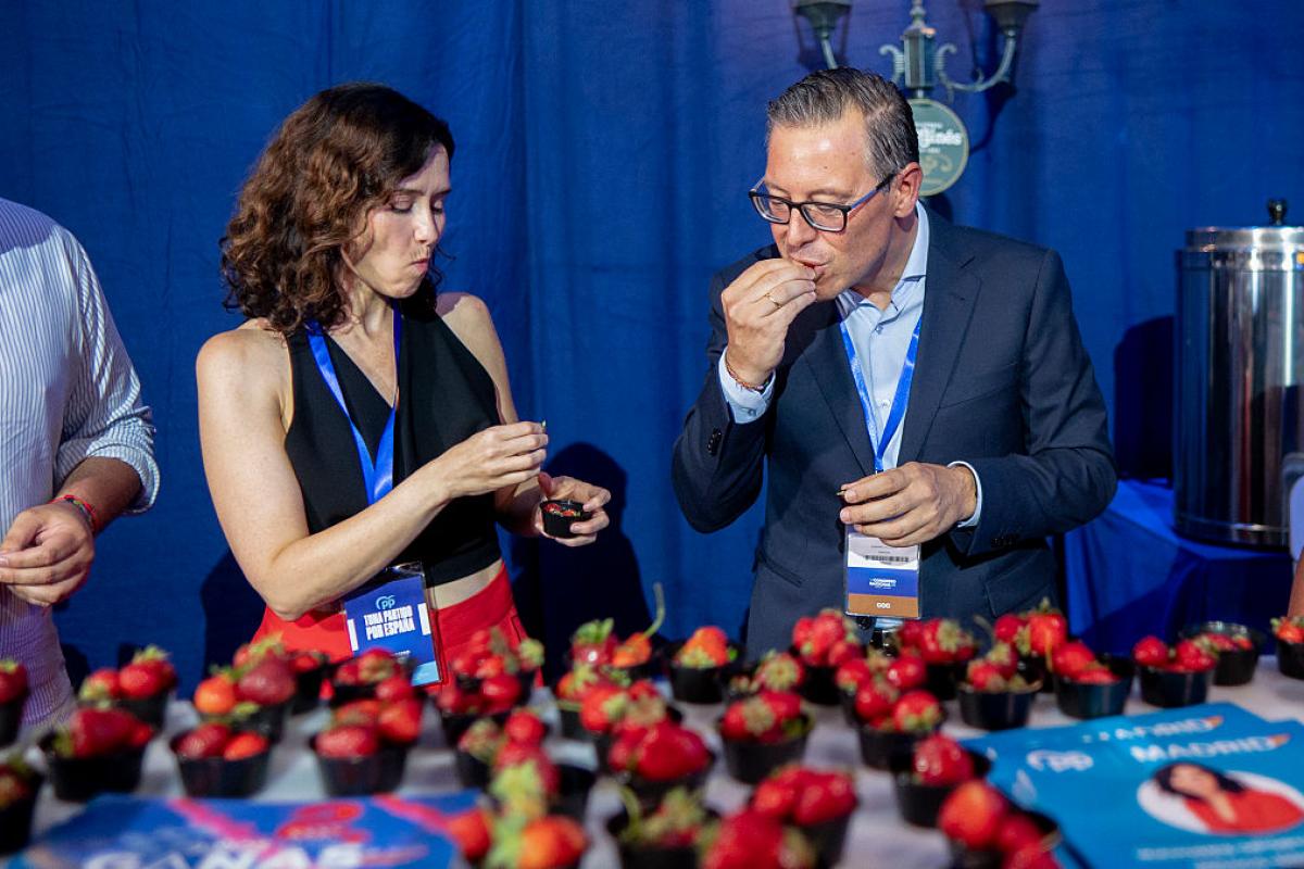 Isabel Díaz Ayuso y Alfonso Serrano, comiendo fresas en el último Congreso del PP, en Madrid.