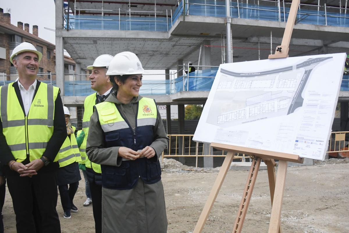 La ministra de Vivienda y Agenda Urbana, Isabel Rodríguez, durante una visita a las obras de construcción de una promoción de 93 viviendas asequibles en Segovia.