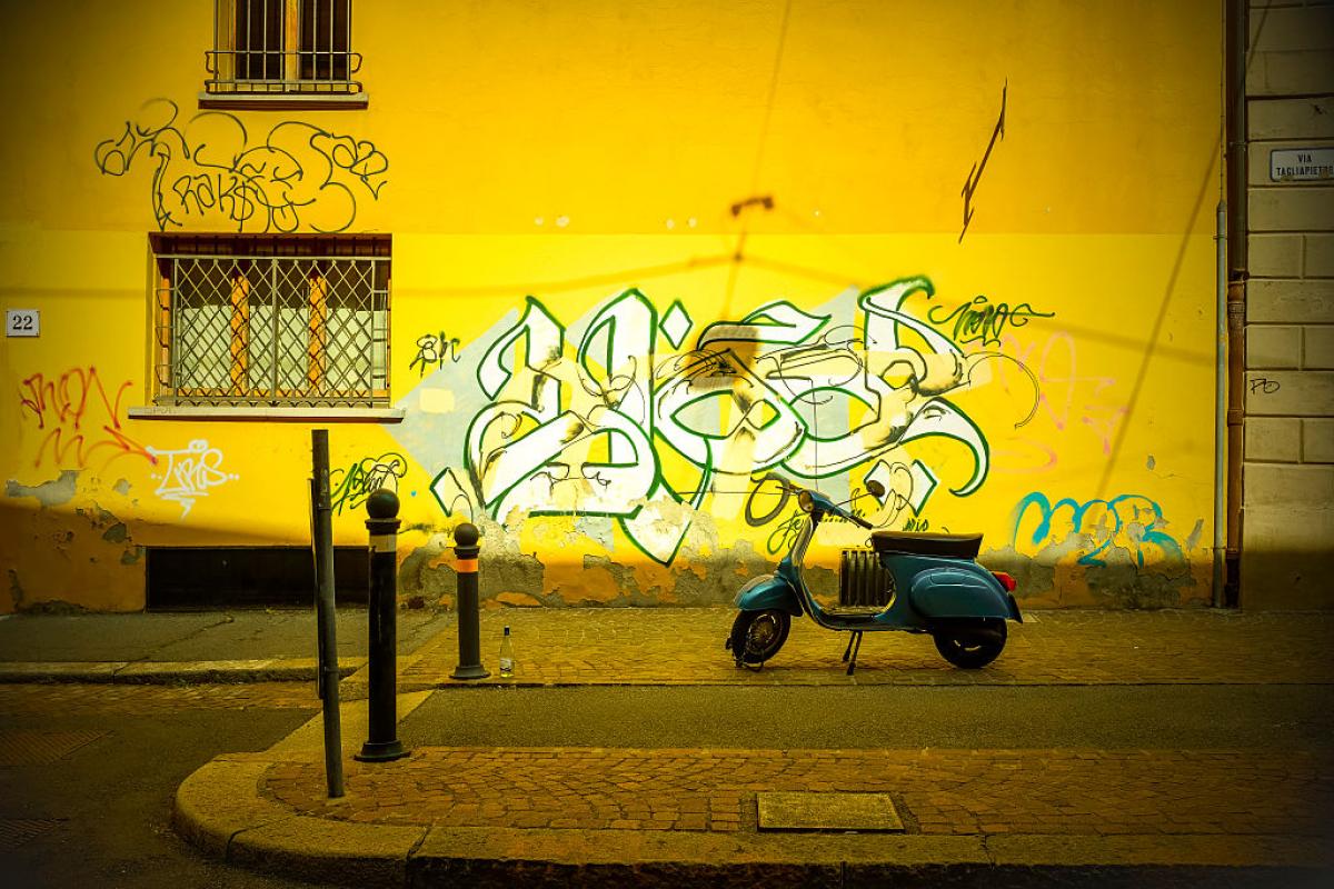 Una Vespa apracada en la ciudad de Bolonia.