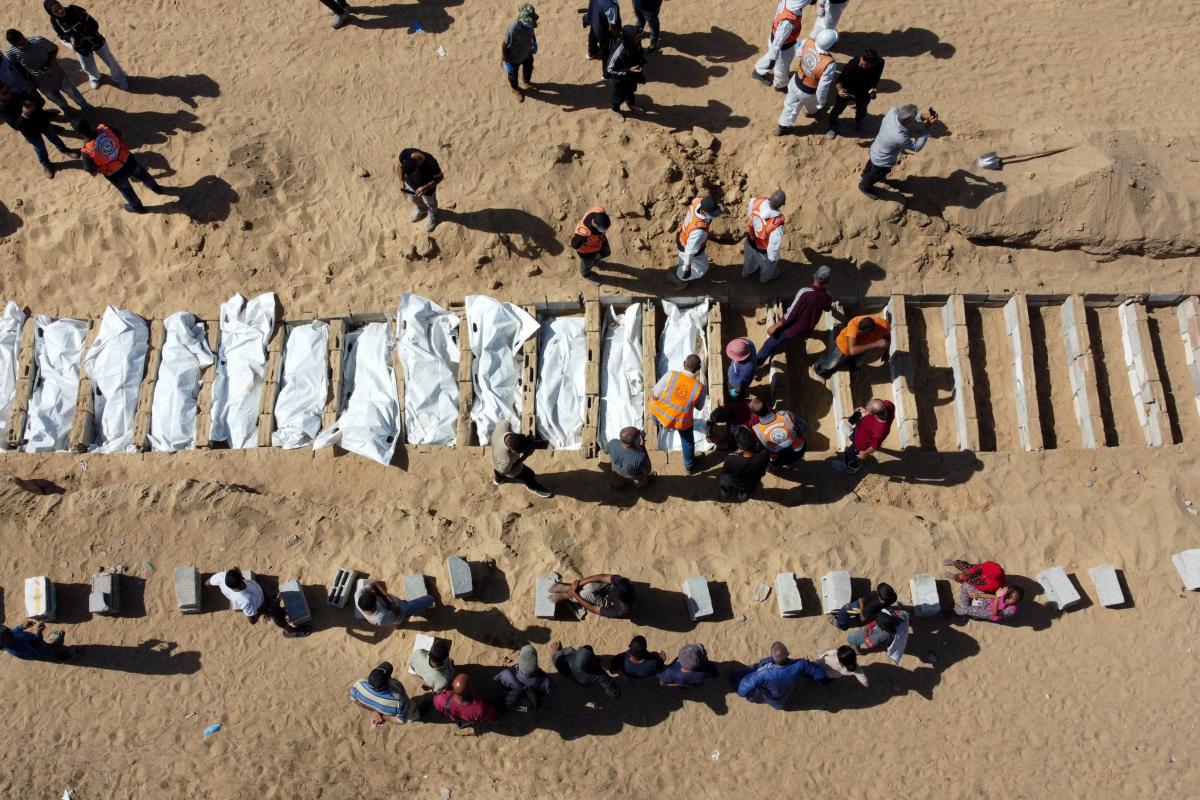 Vista aérea de un enterramiento masivo de cuerpos de palestinos que estaban en manos de Israel, en Gaza.