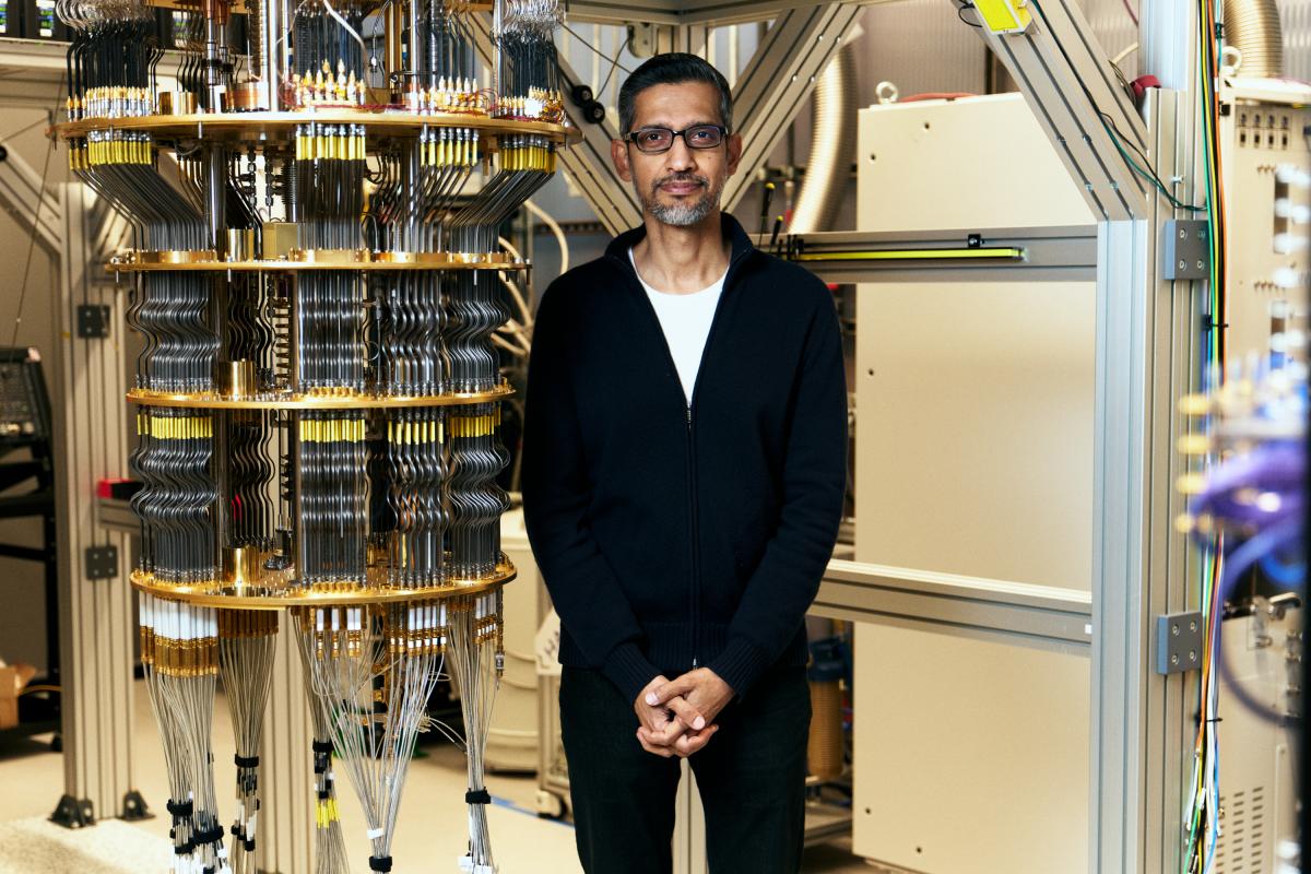 El CEO de Google, Sundar Pichai, junto a 'Quantum Echoes'.