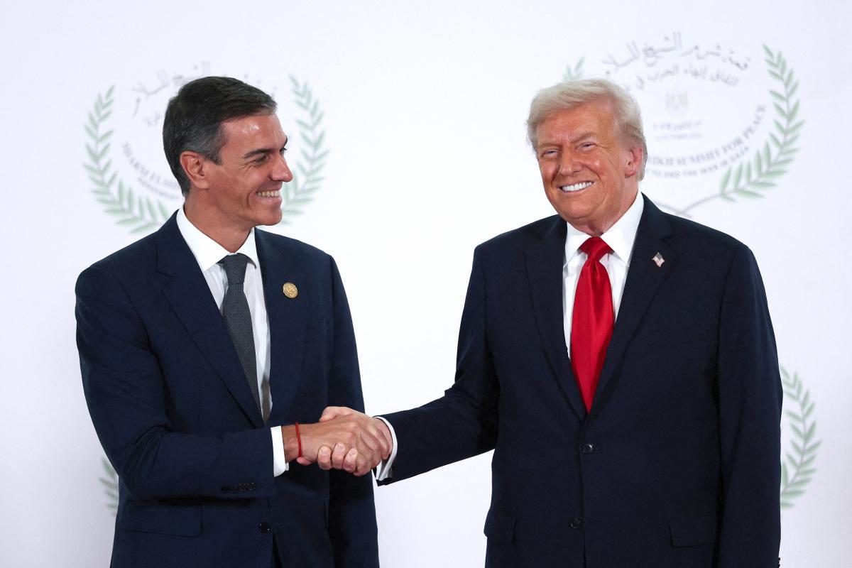 Imagen de archivo del saludo entre el presidente del Gobierno de España, Pedro Sánchez, y su homólogo estadounidense, Donald Trump; durante la cumbre para la firma del acuerdo de alto al fuego en Gaza.