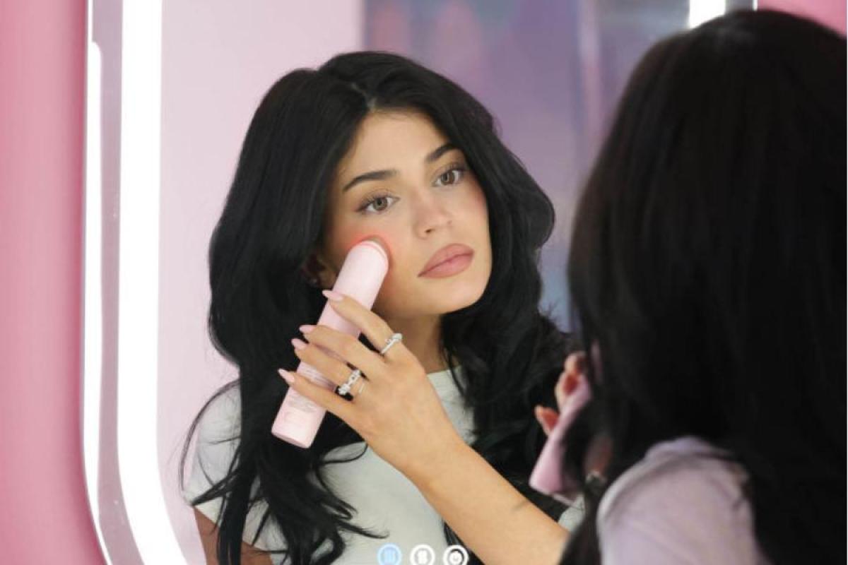 Kylie Jenner, probando uno de los productos de la marca coreana Medicube en un evento