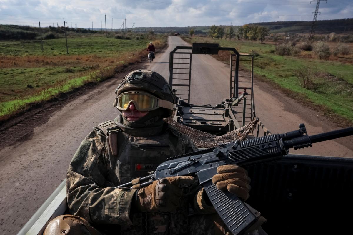 Un soldado ucraniano mira al cielo en busca de drones, en mitad del campo, cerca de la ciudad de Kostiantynivka.