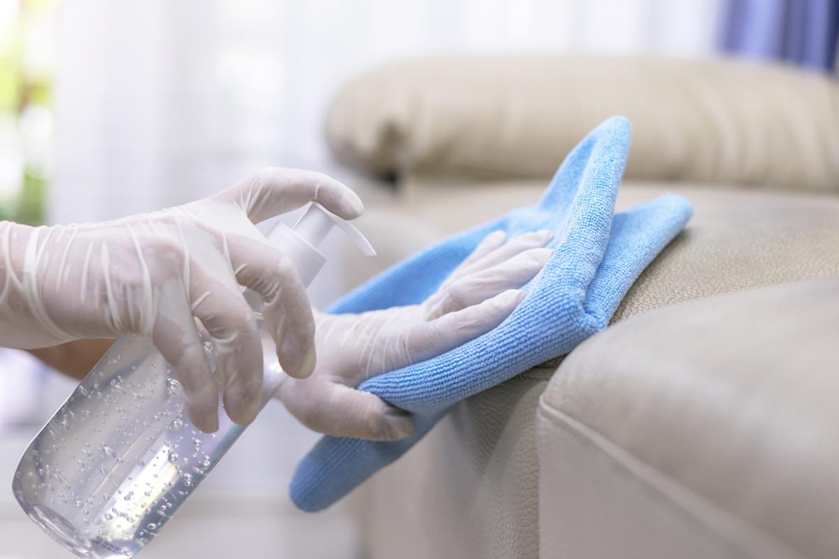 Una empleada del hogar trabajando, en una imagen de archivo