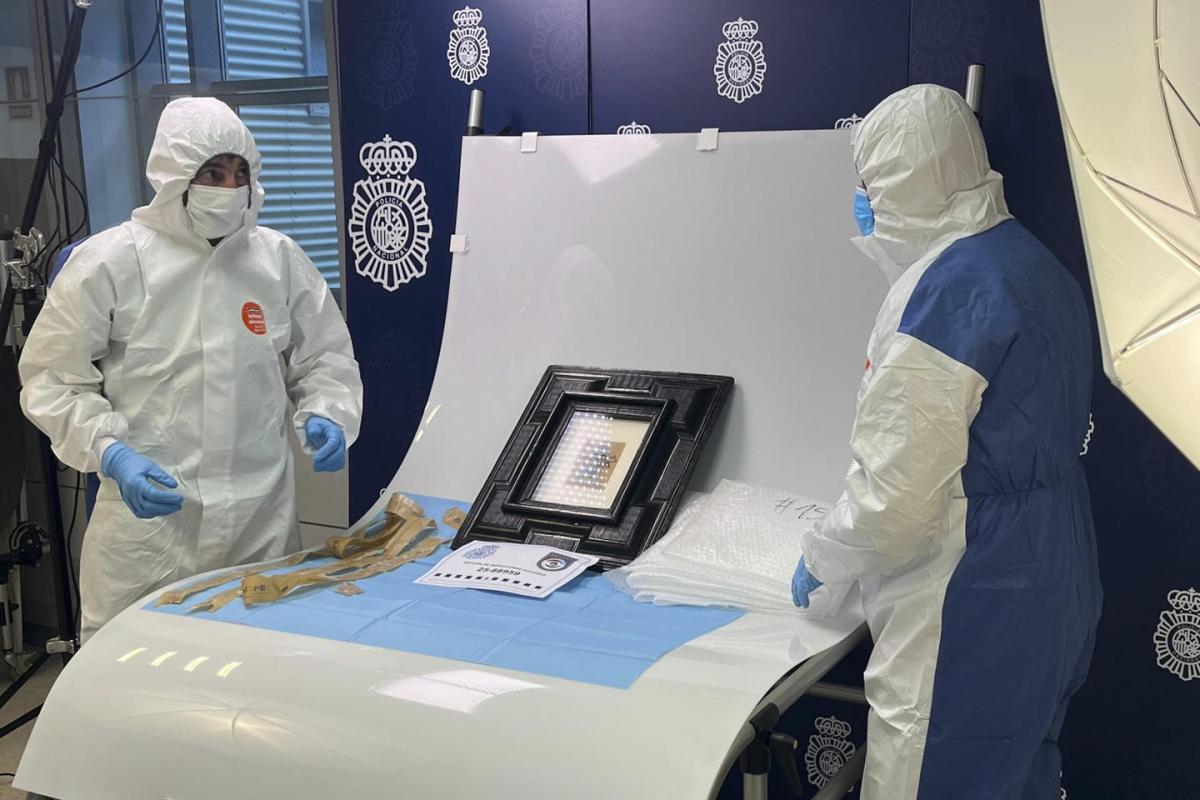 Agentes de la Policía Científica analizando la obra de Picasso desaparecida