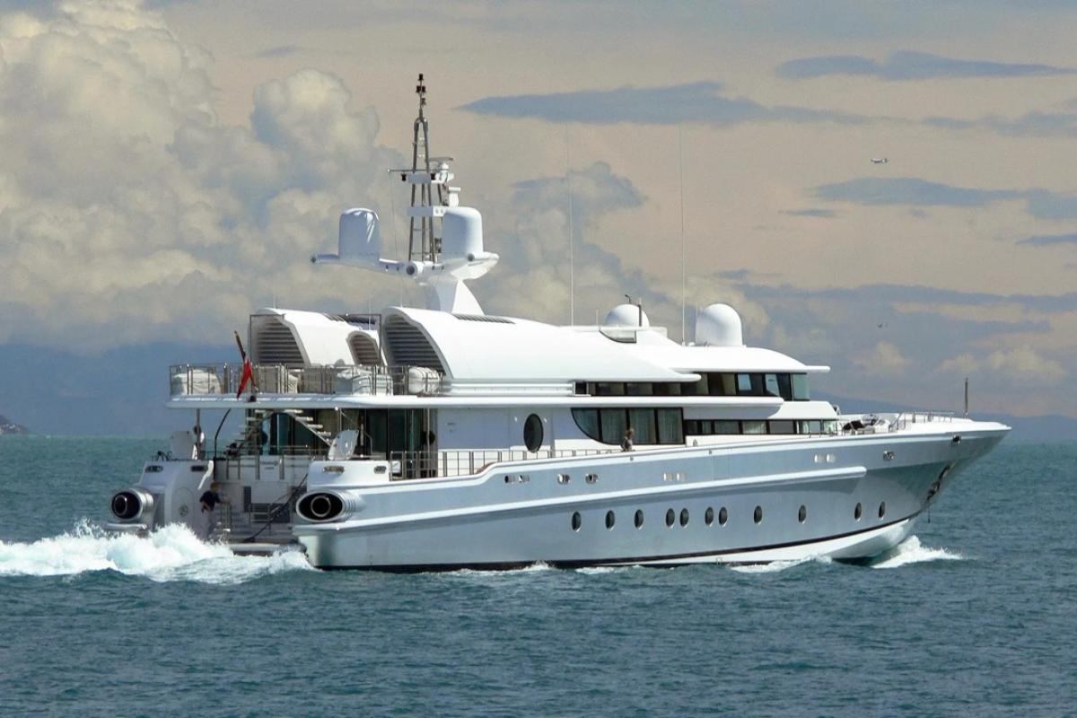 El súperyate Thunder, en el Mediterráneo