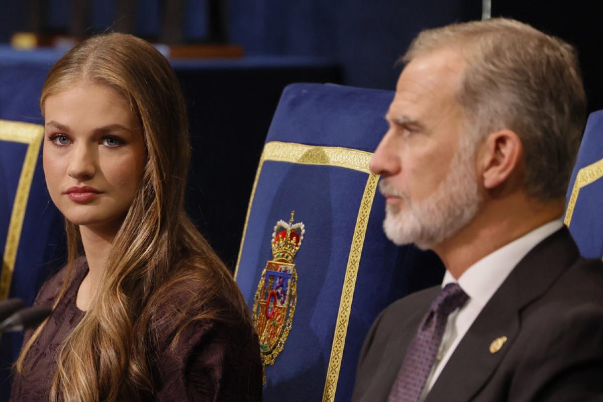 Felipe VI, junto a la princesa Leonor, en la ceremonia de entrega de los Premios Princesa de Asturias