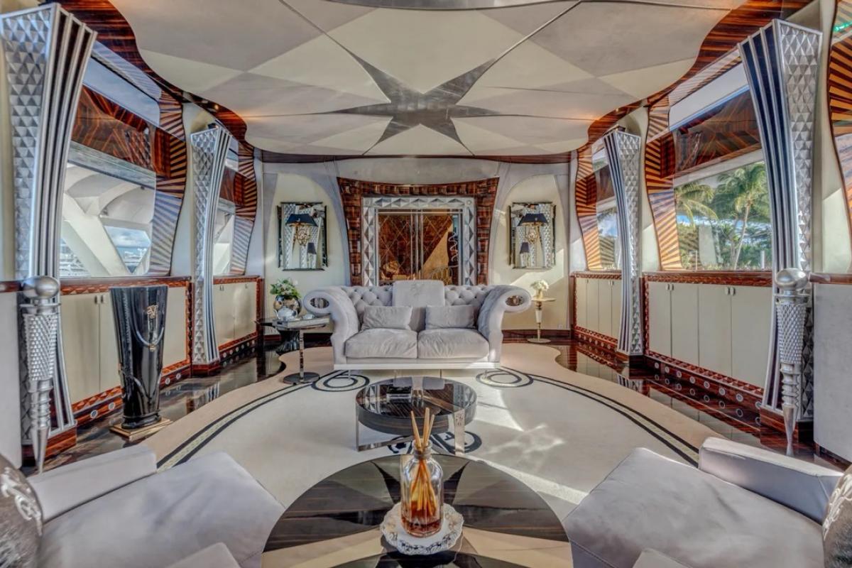 Interior del súperyate Thunder, en el Mediterráneo