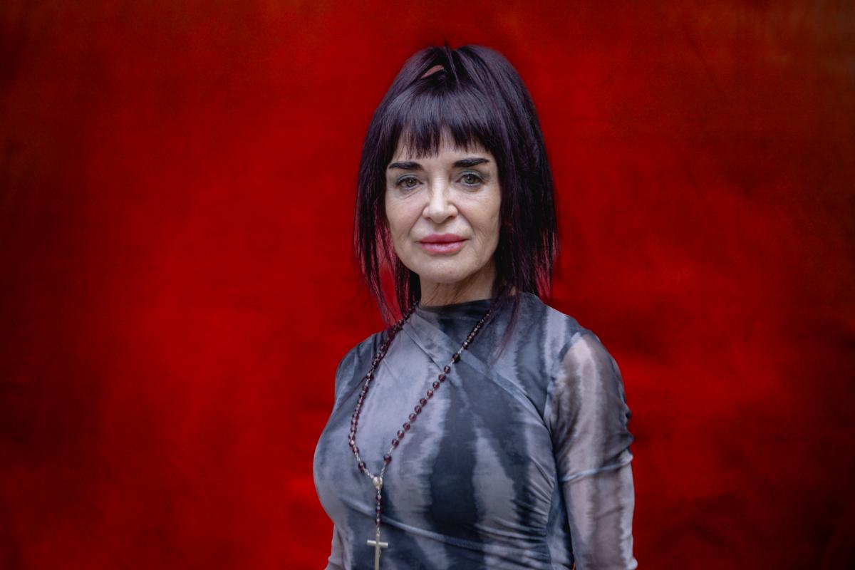 La cantante Ana Curra, la que fuera integrante de 'Alaska y los Pegamoides', durante un posado.