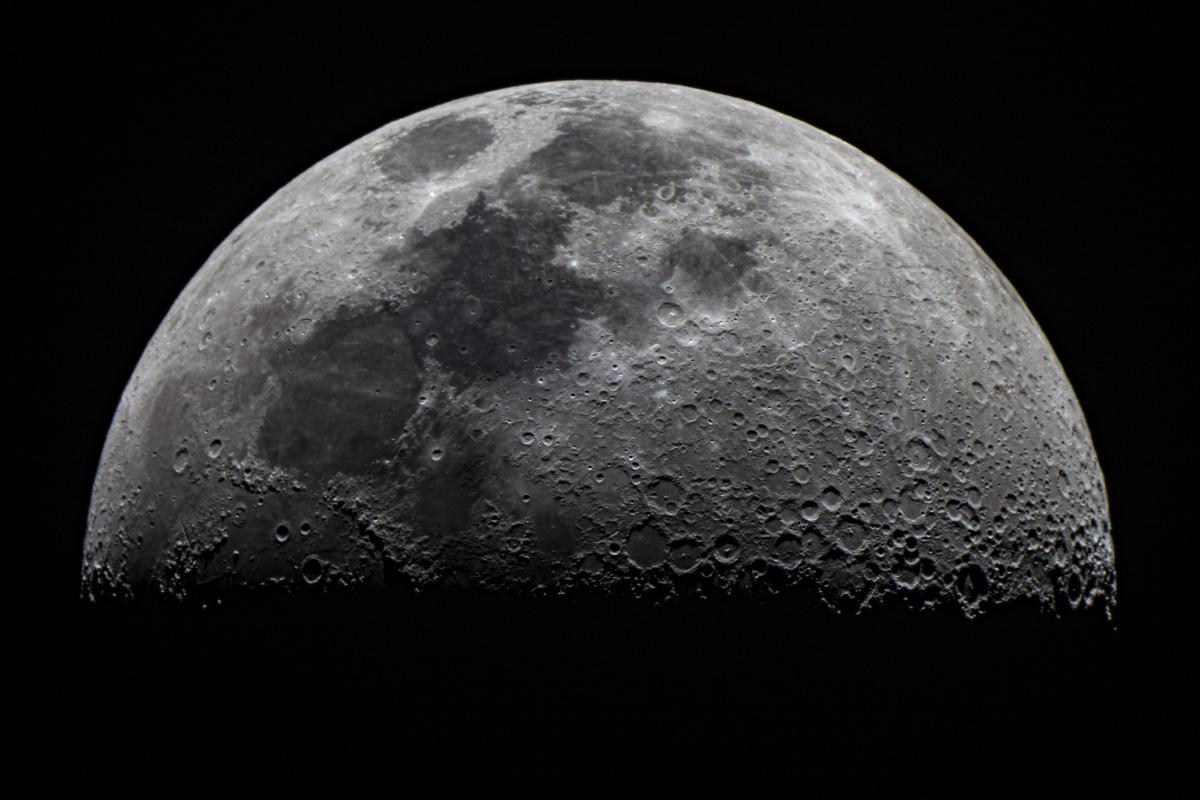 Un plano cercano de la cara visible de la luna