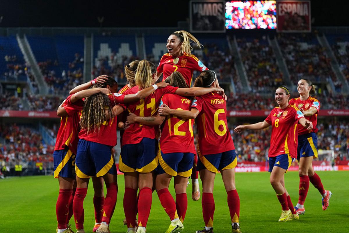 La selección celebra uno de los goles de Alexia Putellas a Suecia haciendo una piña