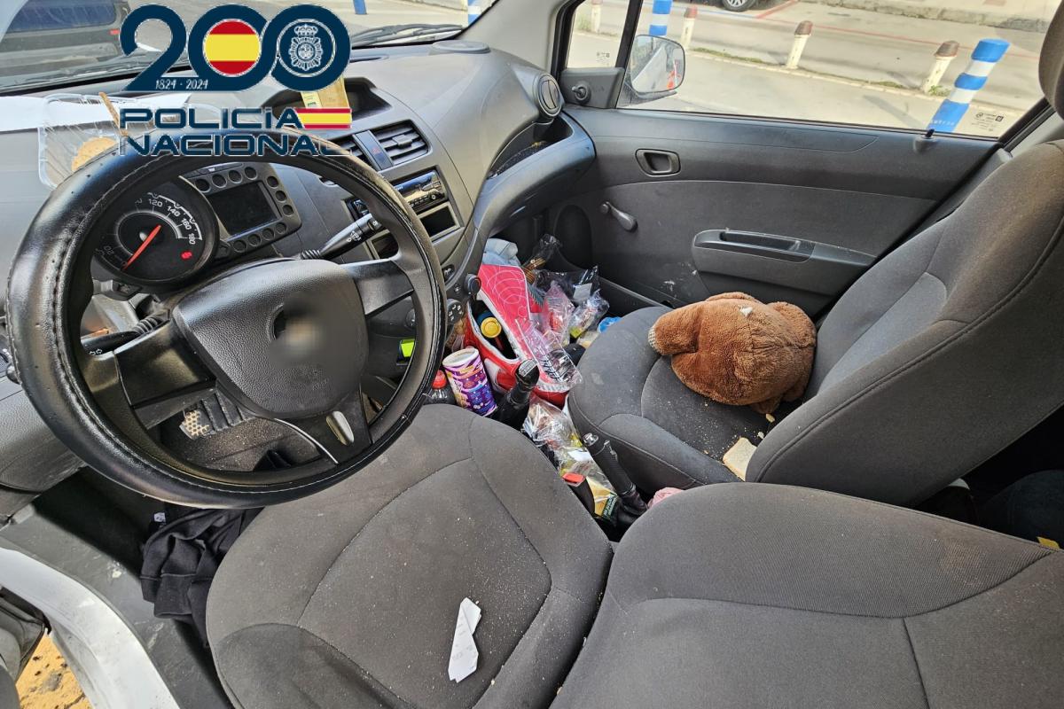 Restos de comida en el coche donde una madre fue secuestrada por su expareja junto a sus hijos durante 13 días.