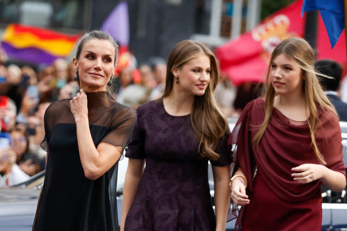La reina Letizia, la princesa Leonor y la infanta Sofía, a su llegada al Teatro Campoamor, con una bandera republicana de fondo.