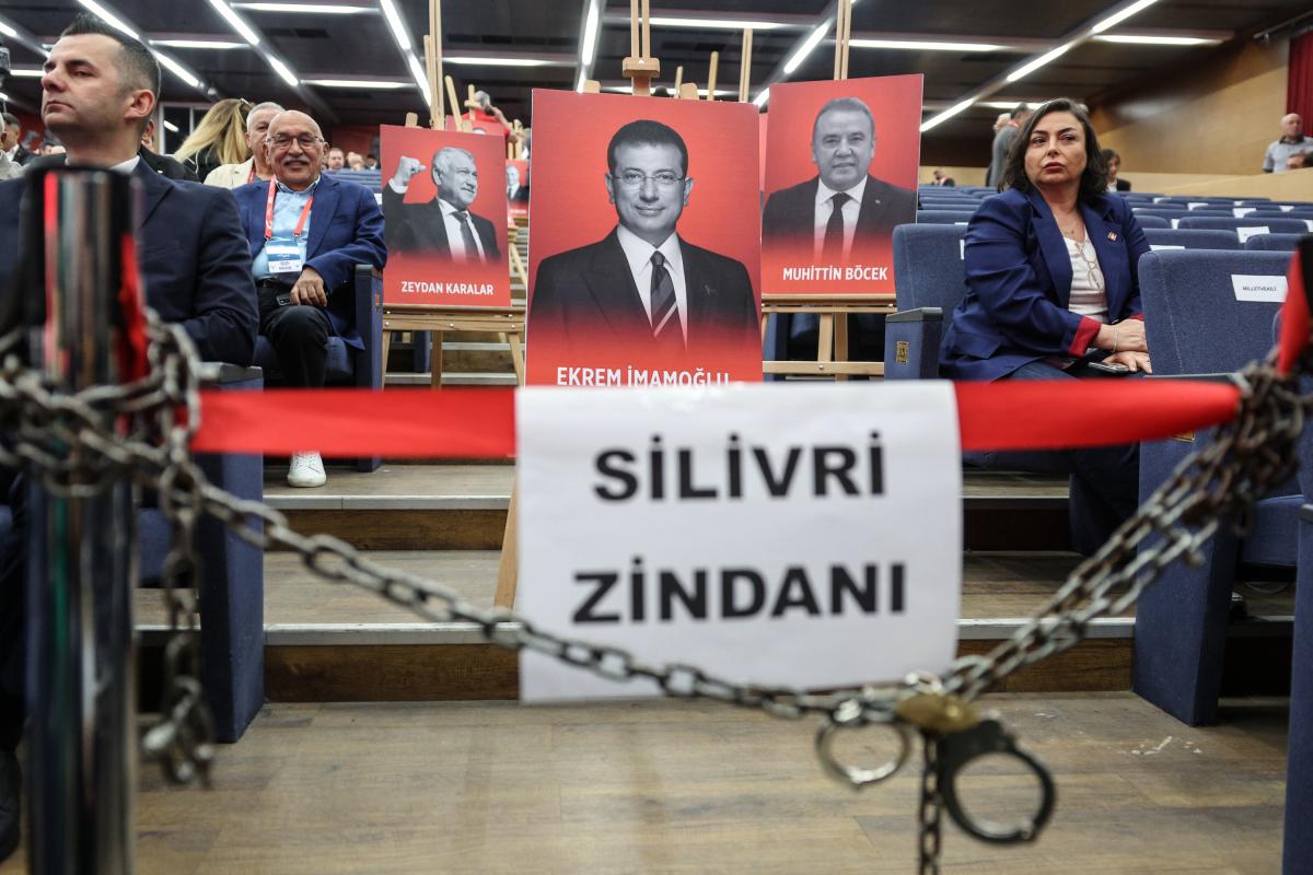 Imagen con el cartel del exalcalde de Estambul y líder del partido socialdemócrata turco CHP, Ikram Imamoglu, el gran rival de Erdogan en unas elecciones.