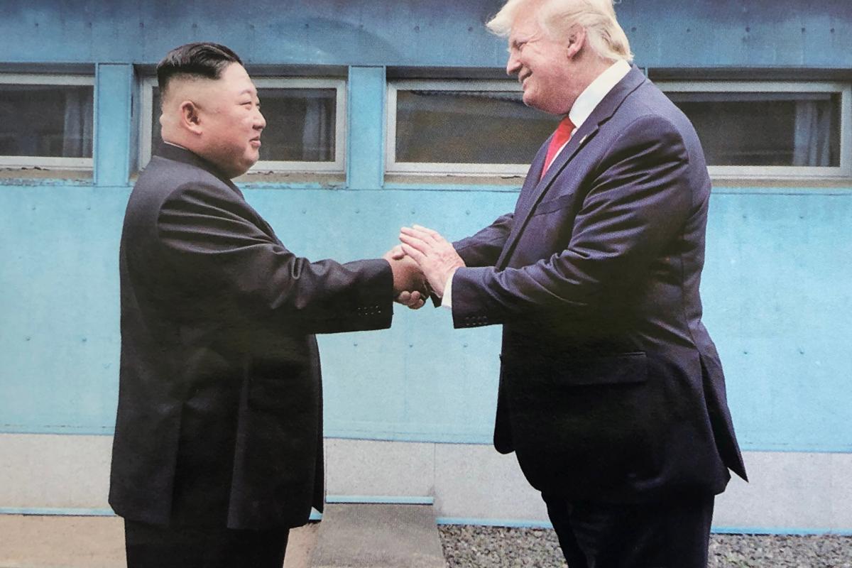 Imagen de archivo de la visita, en 2019, del presidente de EEUU, Donald Trump, con el mandatario de Corea del Norte, Kim Jong-un.