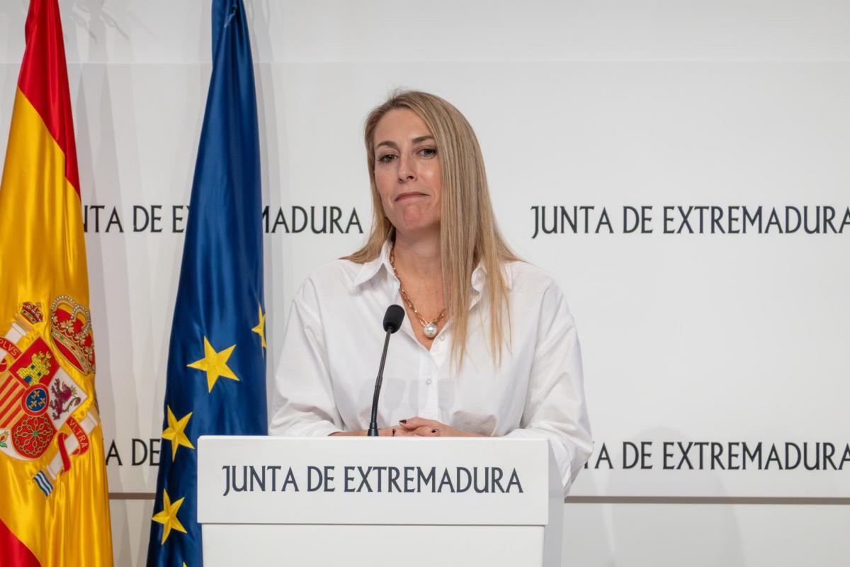 María Guardiola este lunes durante la ruda de prensa.