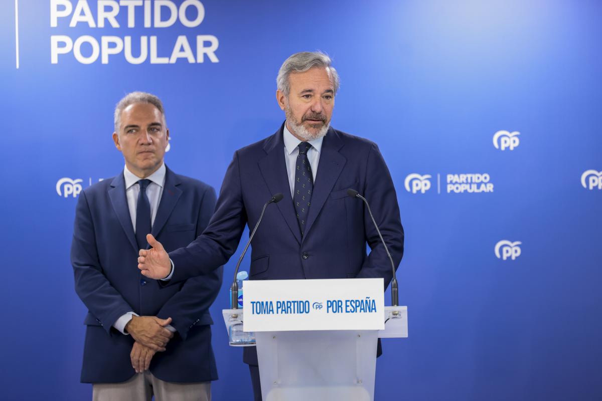 El vicesecretario de Política Autonómica, Municipal y Análisis Electoral del PP, Elías Bendodo (i), atiende a los medios de comunicación junto al presidente del PP de Aragón, Jorge Azcón (d).