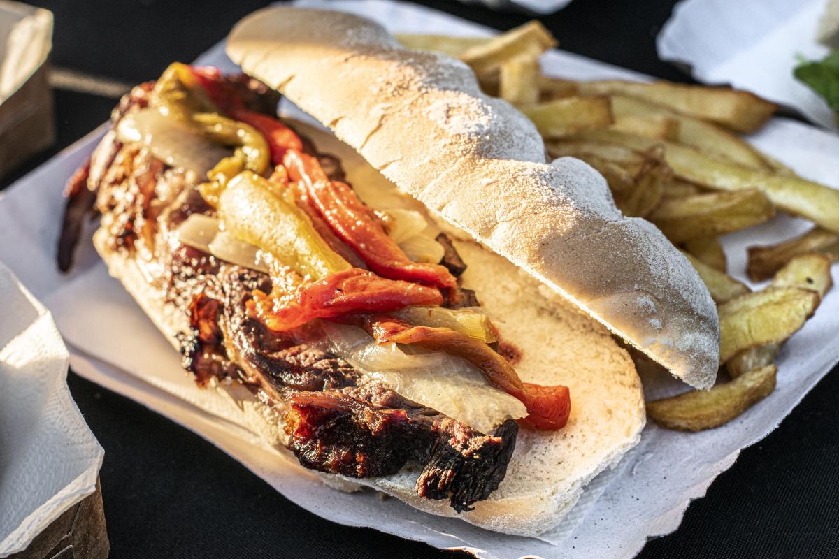 Imagen de un bocadillo bien relleno y acompañado de patatas fritas.