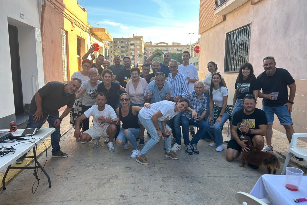 Los vecinos de la calle Galicia de Catarroja celebrando el aniversario de la DANA.