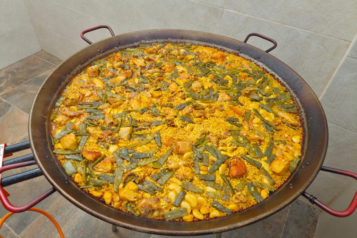 Una de las dos paellas que hicieron para la comida.