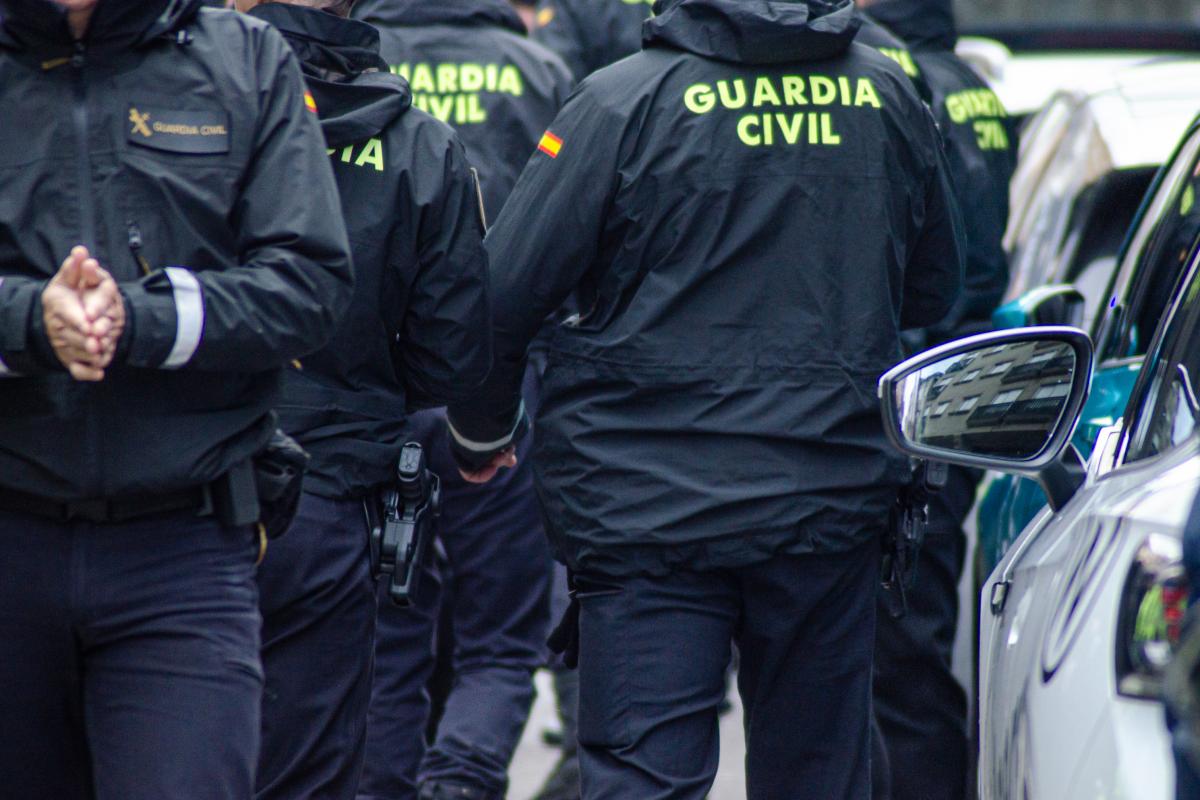 Agentes de la Guardia Civil trabajando juntos en un evento público.
