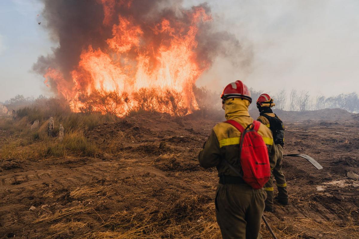 Miembros de la Brigada Aerotransportada Trasmiras II trabajan contra el fuego en pueblo de San Millao (Ourense), el 18 de agosto de 2025.