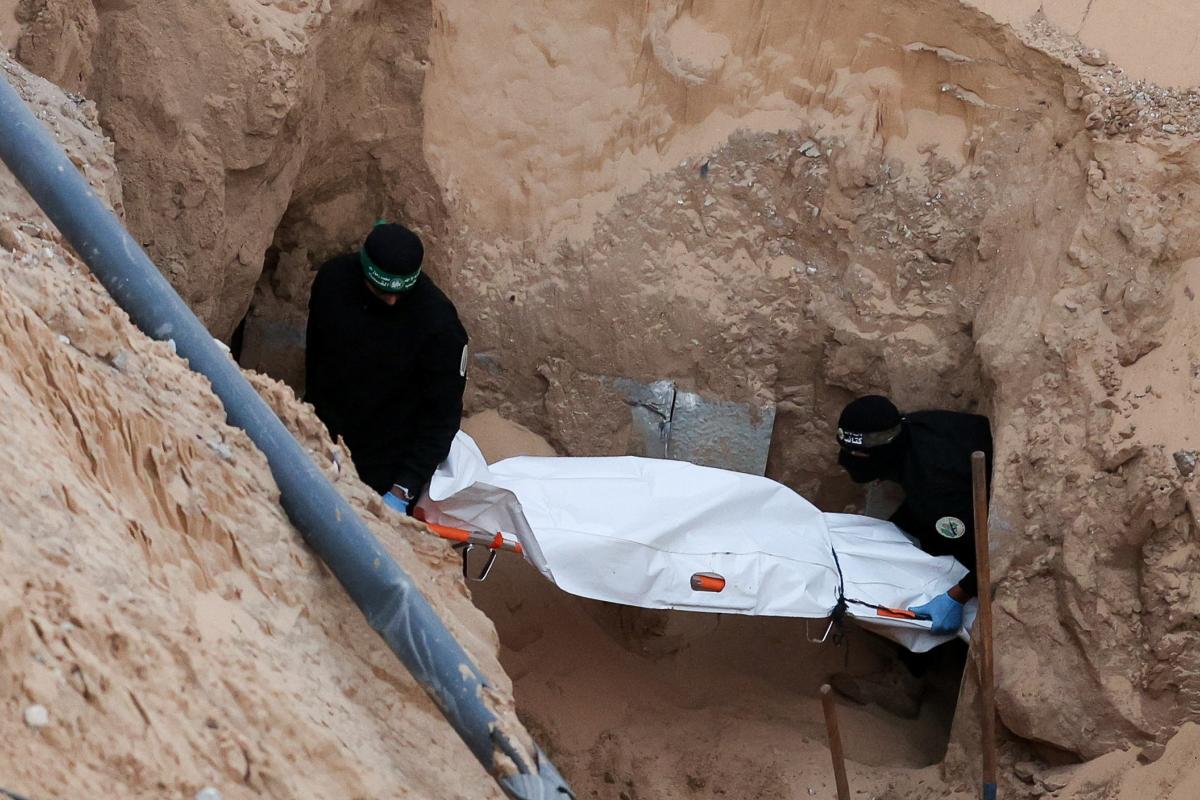 Militantes de Hamás transportan en camilla un cadáver durante la búsqueda de rehenes fallecidos en Jan Yunis, al sur de la Franja de Gaza.