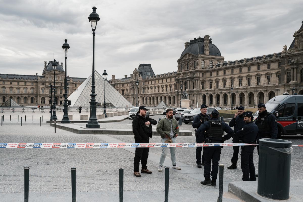 Agentes de policía franceses frente al Museo del Louvre tras un robo en París, Francia.